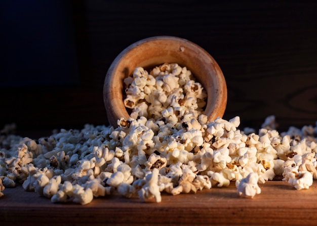 popcorn in una ciotola di legno