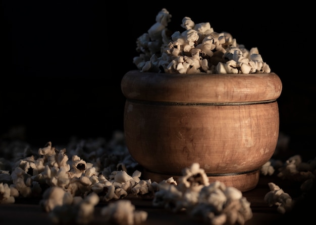 popcorn in una ciotola di legno