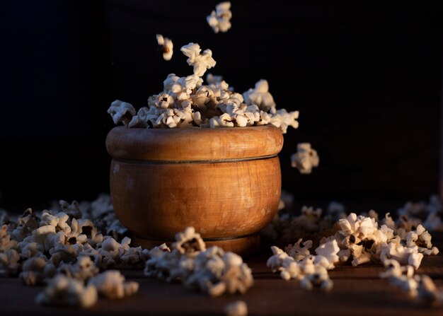 popcorn in una ciotola di legno