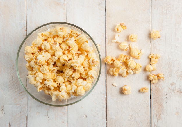 Popcorn in una ciotola sul tavolo di legno