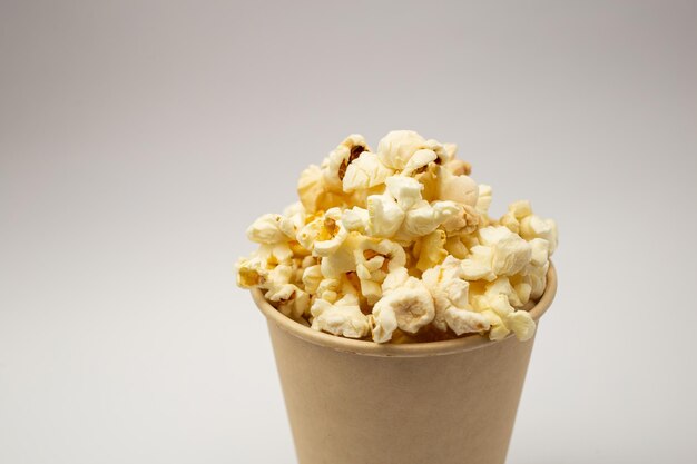 Popcorn in una tazza su sfondo bianco