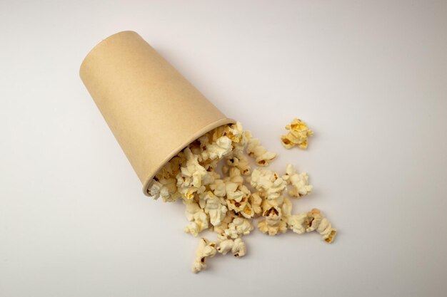 Popcorn in una tazza su sfondo bianco