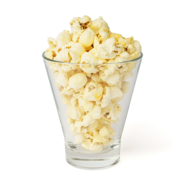 Popcorn in vetro di vetro isolato su bianco