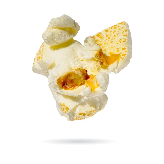 Popcorn isolato su bianco riprese a macroistruzione di popcorn