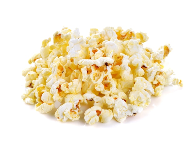 Popcorn isolato su sfondo bianco