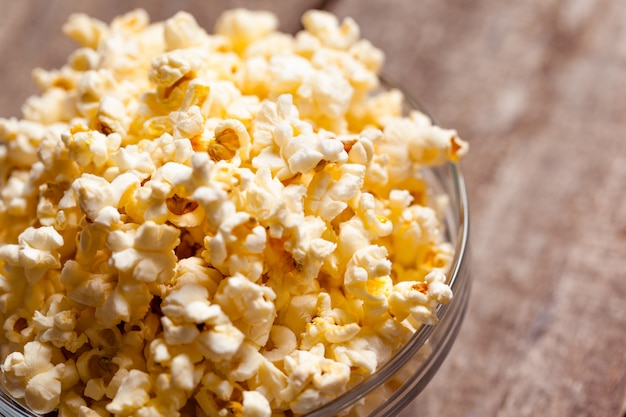 Popcorn sale sul tavolo di legno