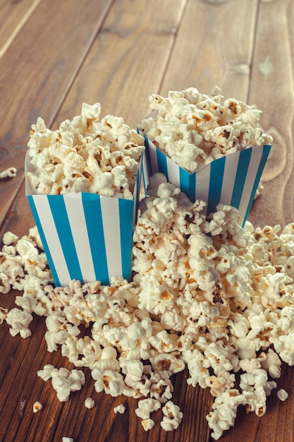 Popcorn sale sul tavolo di legno