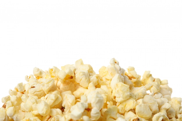 Popcorn saporito isolato su bianco, alto vicino