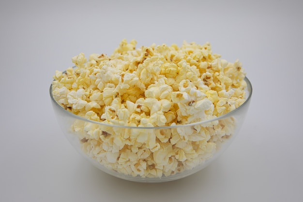 popcorn sott'olio in un piatto di vetro