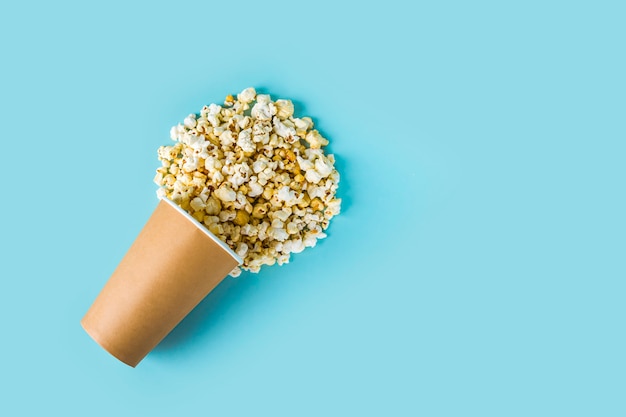 popcorn sparsi da una tazza isolata