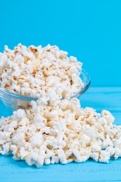 Popcorn sparsi su un tavolo blu