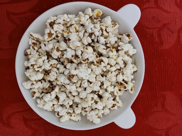 Popcorn speciali fatti in casa. Cibo speciale fatto in casa per San Valentino. Disporre i popcorn sul piatto.