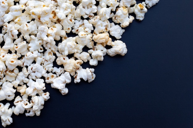 Popcorn su oscurità. Copia spazio