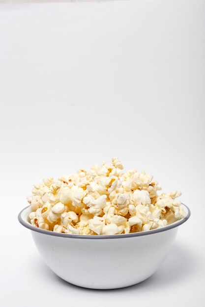 Popcorn su sfondi colorati