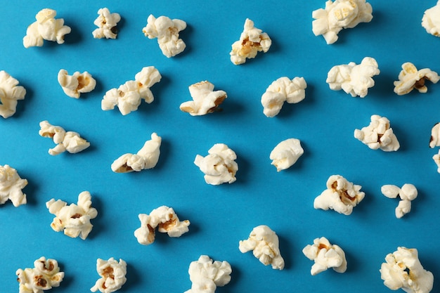 popcorn su sfondo blu