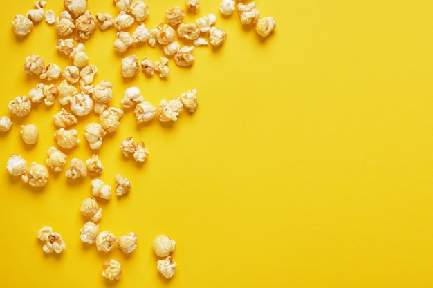 Popcorn su sfondo giallo. Modello di popcorn. vista dall'alto, copia dello spazio