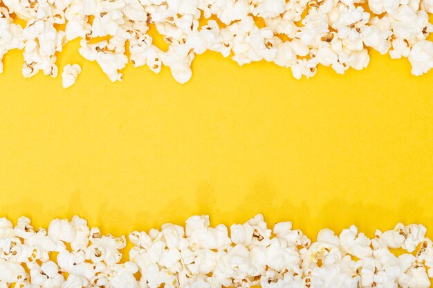 Popcorn su sfondo giallo