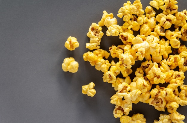 Popcorn su sfondo grigio con copia spazio