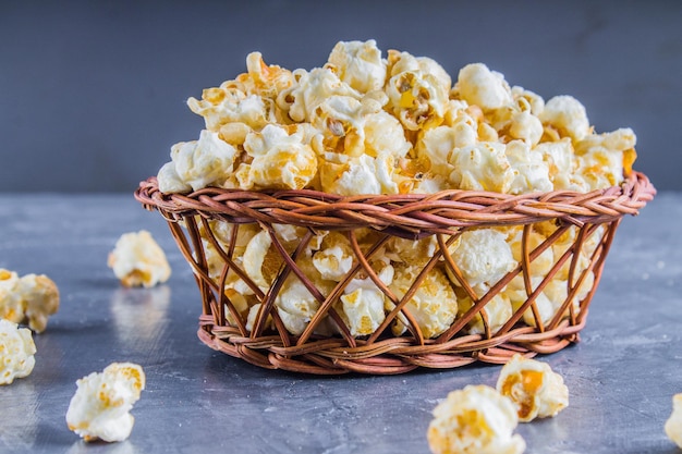 Popcorn su sfondo grigio