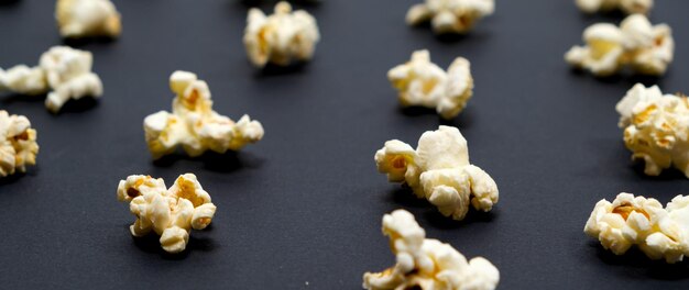 Popcorn su sfondo nero