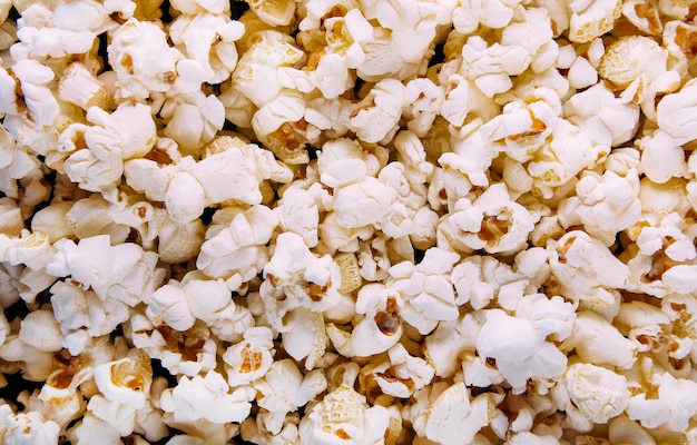 popcorn su uno sfondo di legno