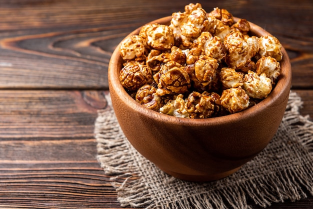 Popcorn sul tavolo di legno scuro.