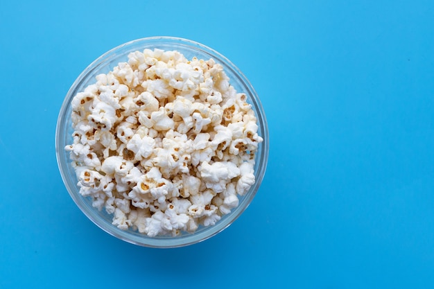 Popcorn sull'azzurro. Copia spazio