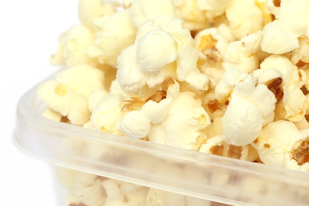 Popcorn sulla ciotola di plastica su sfondo bianco