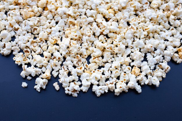 Popcorn sulla superficie scura