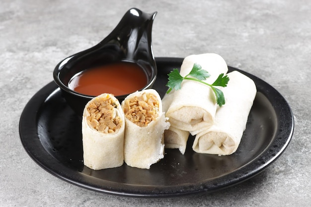 Popiah Basah o Lumpia Basah sono involtini primavera non fritti ripieni di germogli di bambù