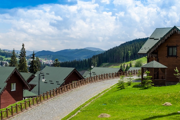 Popolare stazione sciistica Bukovel in estate. I Carpazi ucraini.