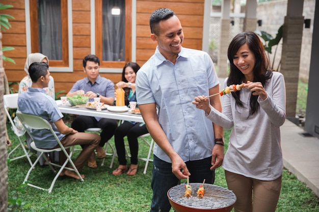 Popolo asiatico barbecue con gli amici