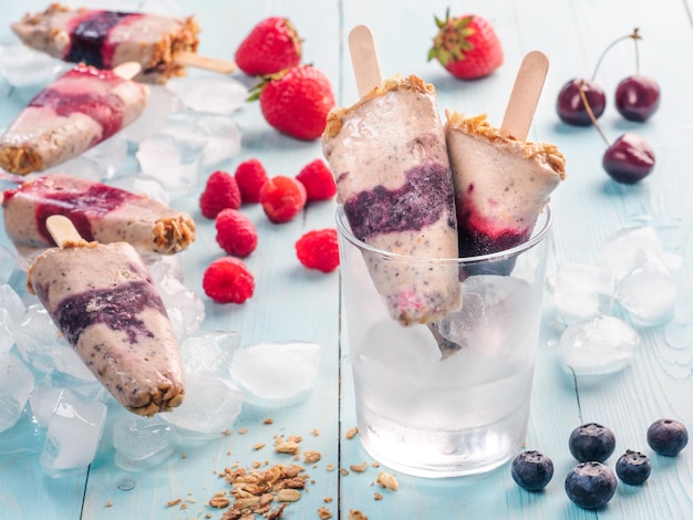 Popsicle con bacche, granola e semi di chia