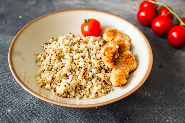 porridge bulgur quinoa pollo carne di pollame pasto fresco cibo spuntino dieta sul tavolo copia spazio cibo