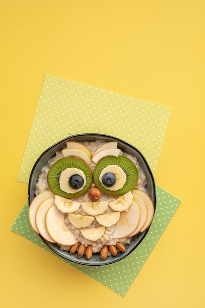 Porridge colazione per bambini con frutta e noci