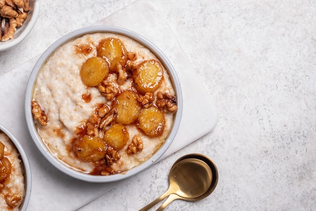 Porridge con banana caramellata e noci