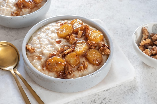 Porridge con banana caramellata e noci