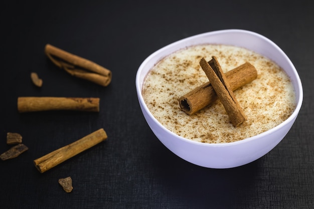 Porridge con cannella e zucchero.