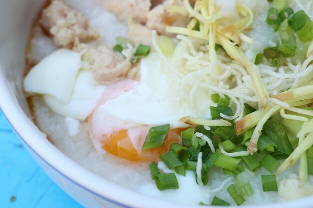 Porridge con carne di maiale e uova