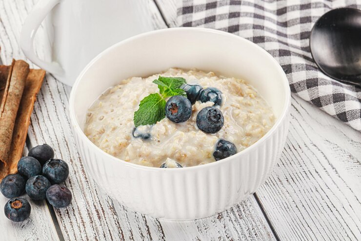 Foto porridge d'avena con mirtilli