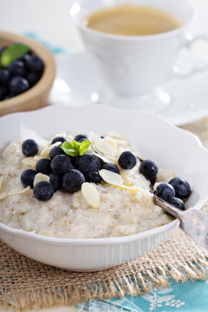 Porridge d'orzo in una ciotola