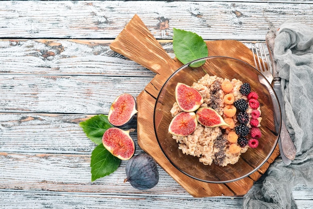 Porridge di avena con fichi lamponi more e semi di chia Cibo sano Spazio libero per il testo Vista dall'alto