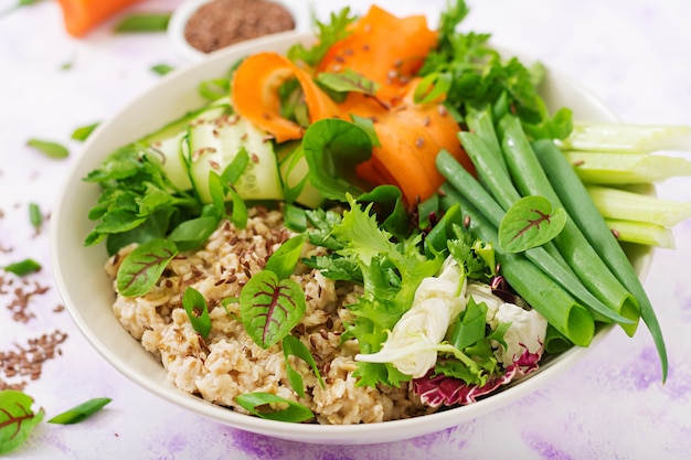 Porridge di avena e verdure fresche - sedano, spinaci, cetrioli, carote e cipolla