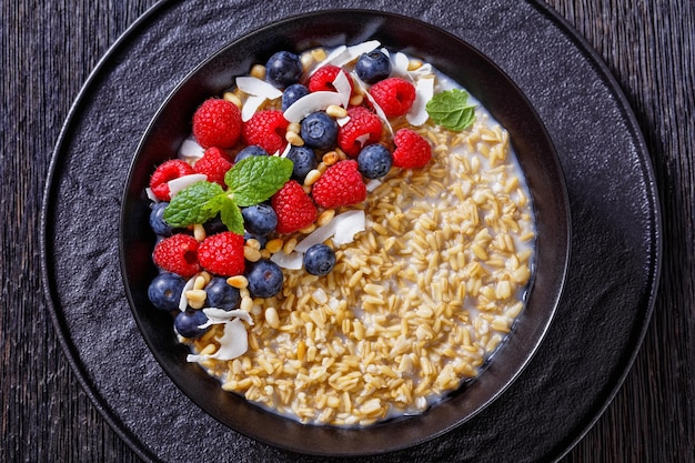 Porridge di avena integrale mondato con frutti di bosco