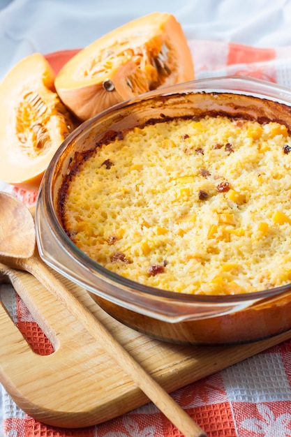 Porridge di cereali al latte con zucca e uvetta