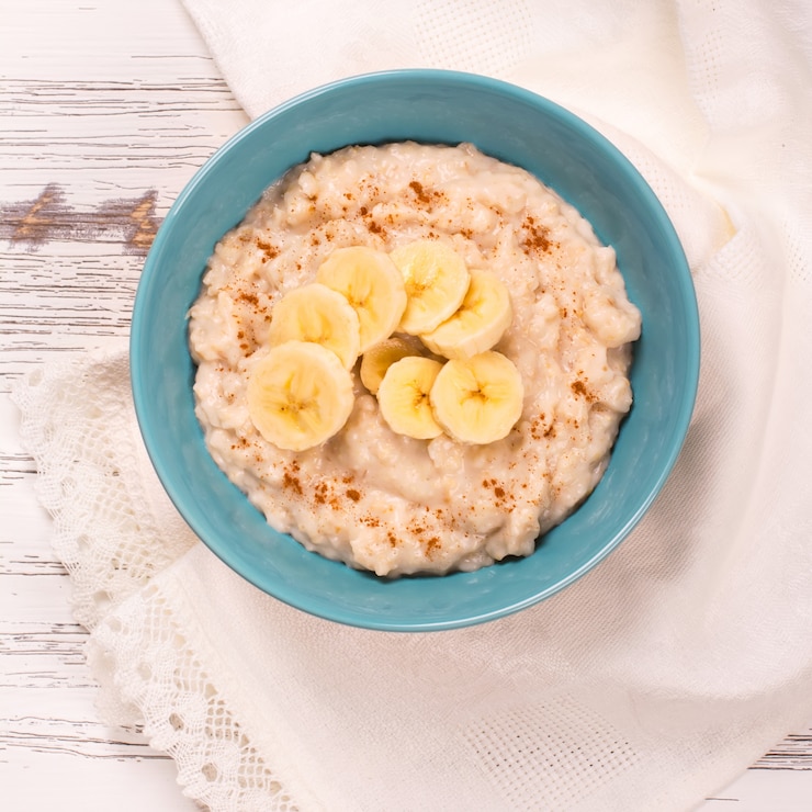 Foto porridge di farina d&#39;avena con fette di banana e cannella