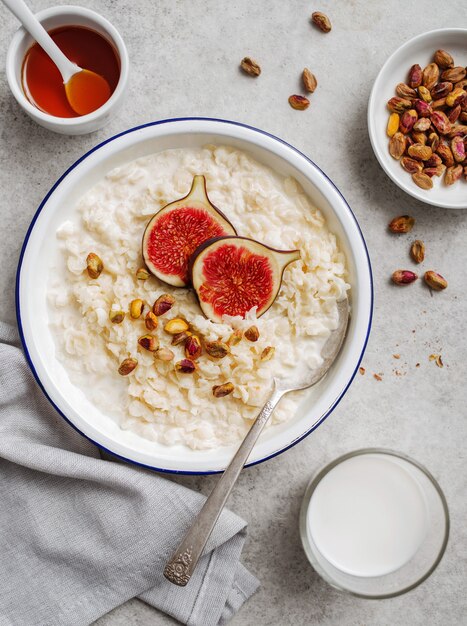 Porridge di farina d'avena con fichi, noci e miele. Cibo sano per la colazione. Mangiare una sana colazione avena porridge.