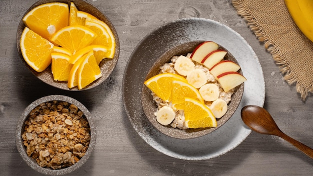 Porridge di farina d'avena con frutta per una sana colazione Vista dall'alto del tavolo