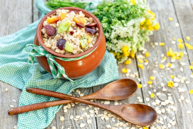 Porridge di farina d'avena con frutta