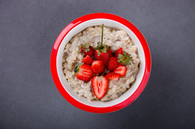 Porridge di farina d&#39;avena con frutti di bosco freschi. Colazione salutare estiva